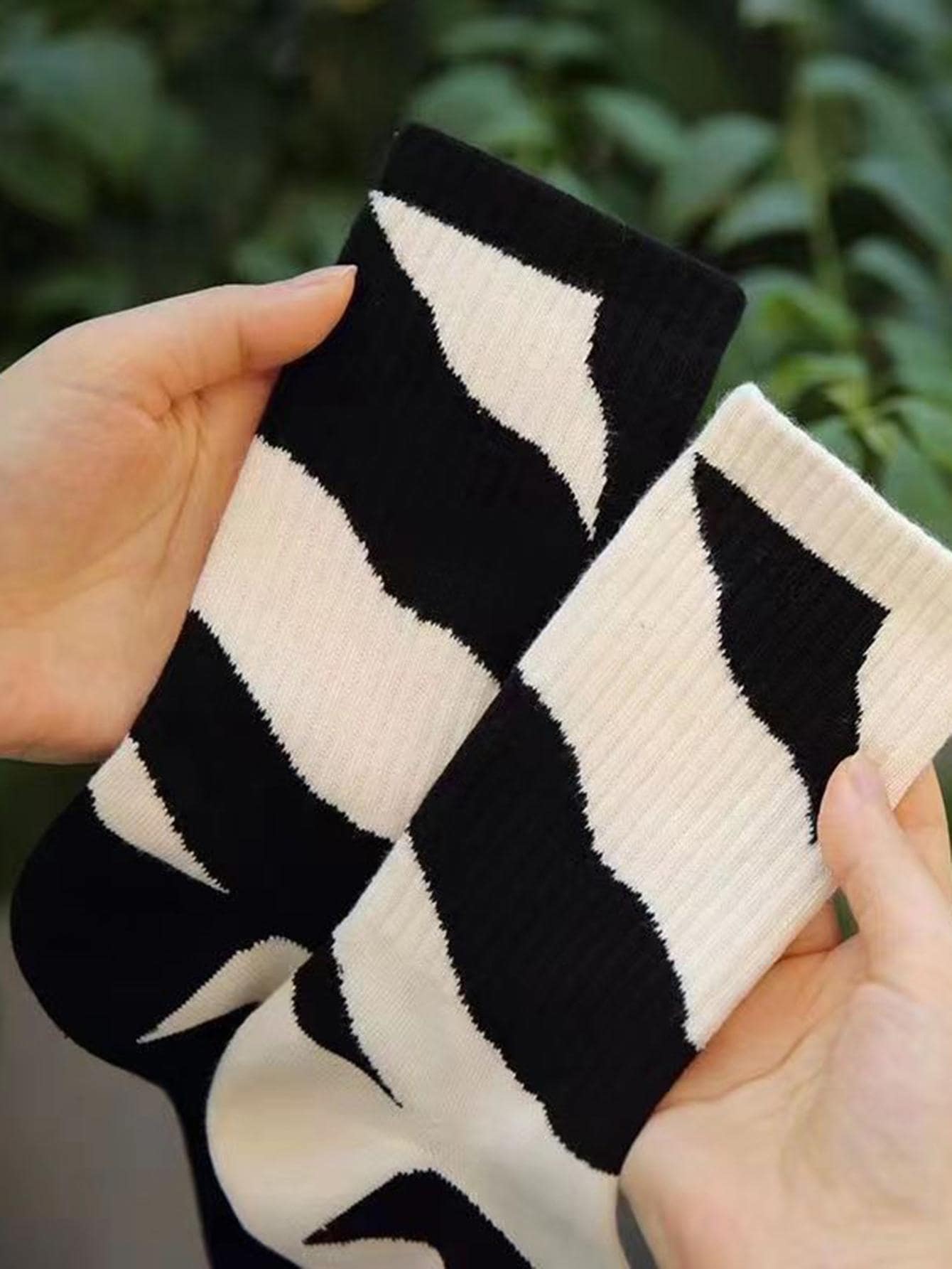 4 Pairs Letter Graphic Crew Socks