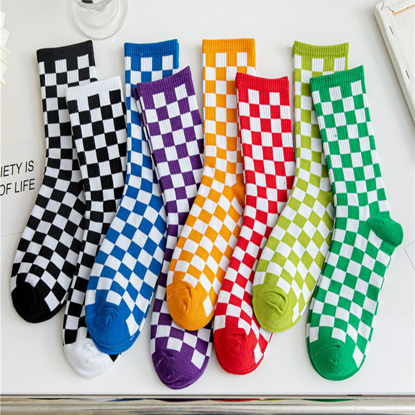 1 Pair Checkerboard Pattern Crew Socks – Bold and Comfortable