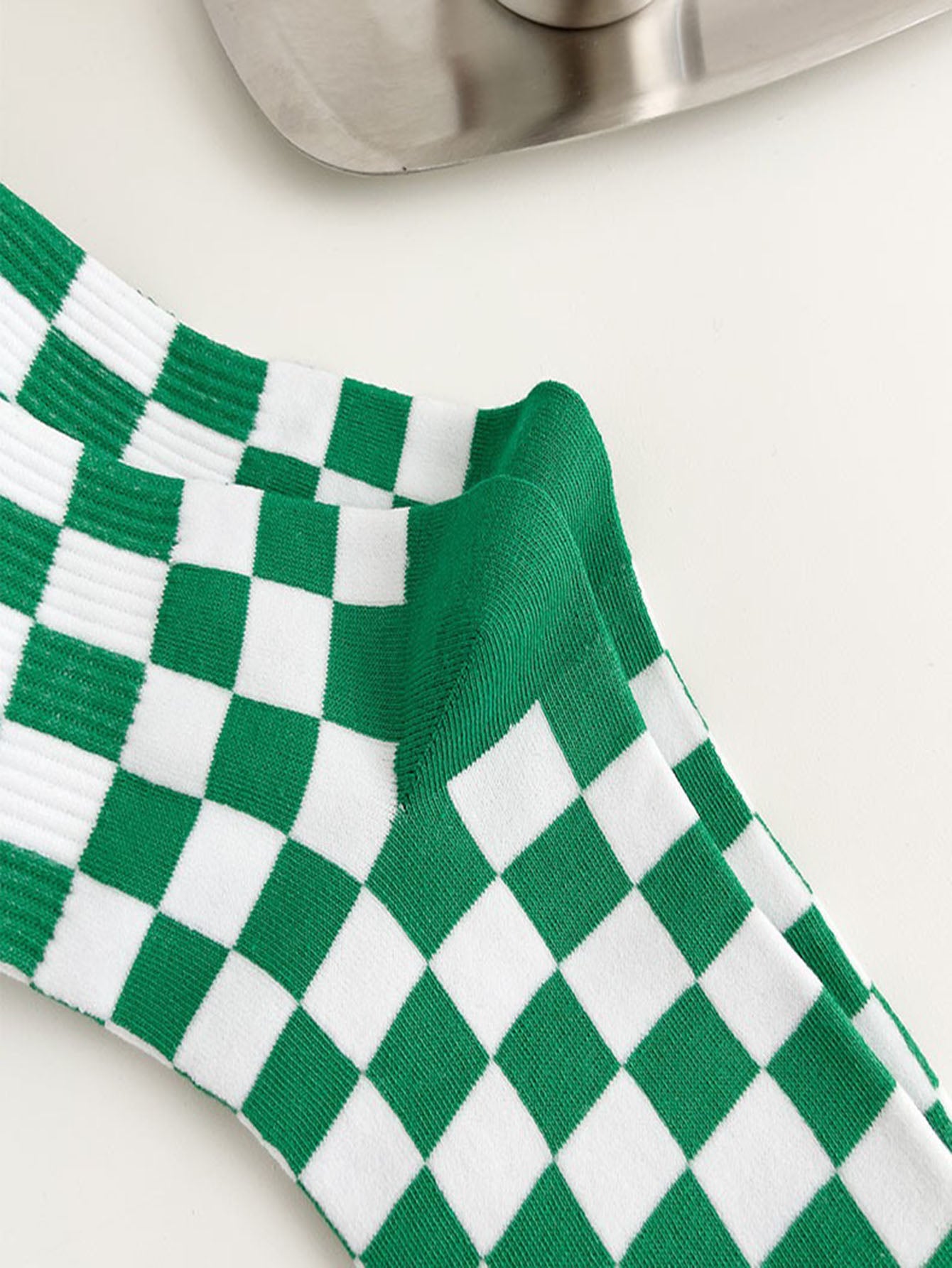 1 Pair Checkerboard Pattern Crew Socks – Bold and Comfortable
